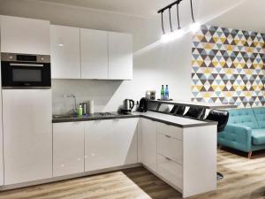 Kuchyňa alebo kuchynka v ubytovaní Apartamenty Zajezdnia MTP