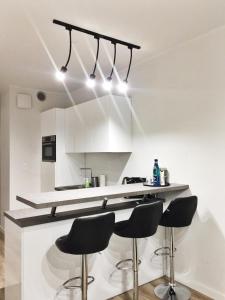 Kuchyňa alebo kuchynka v ubytovaní Apartamenty Zajezdnia MTP