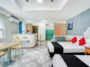 a hotel room with two beds and a bar at Hotel Posada Mirador in Guadalajara