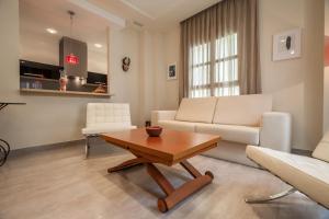 salon z kanapą i stolikiem kawowym w obiekcie Apartamento con encanto en el Barrio de Santa Cruz w Sewilli +11 zdjęć