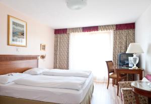 Postel nebo postele na pokoji v ubytování Hotel Alpenkrone