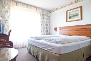 Postel nebo postele na pokoji v ubytování Hotel Alpenkrone