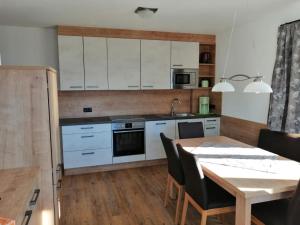 A kitchen or kitchenette at Apartment Panorama