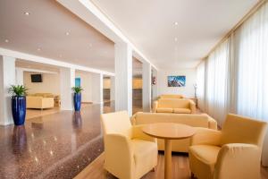 Ein Sitzbereich in der Unterkunft Hotel Santa Maria Playa