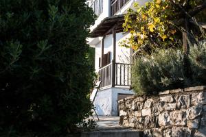 Casa con pared de piedra y balcón en Pelion House with Wonderful View en Vizitsa