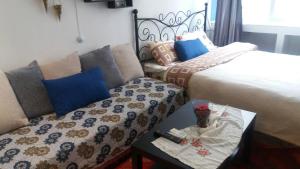 uma sala de estar com um sofá e uma cama em Ano Ladadika em Tessalônica