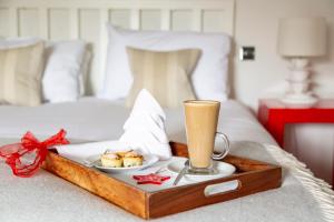 Ein Bett oder Betten in einem Zimmer der Unterkunft Crown Hotel