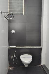 y baño con aseo y ducha. en City Home, en Chennai