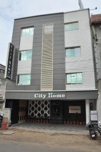 un edificio de la casa de la ciudad con un cartel que lee la casa de la ciudad en City Home, en Chennai