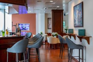 TV a/nebo společenská místnost v ubytování Kapetanios Limassol Hotel