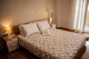 A bed or beds in a room at Your apartment in Athens (Next to Metro & Acropolis)