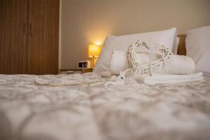 A bed or beds in a room at Your apartment in Athens (Next to Metro & Acropolis)