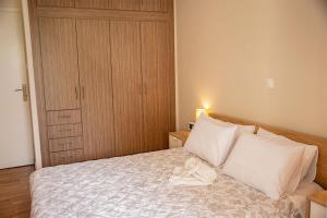 A bed or beds in a room at Your apartment in Athens (Next to Metro & Acropolis)