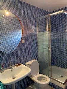 Ένα μπάνιο στο Regent Apartment +27 φωτογραφίες