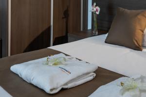 Postel nebo postele na pokoji v ubytování Kapetanios Limassol Hotel