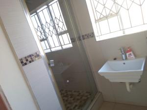 A bathroom at Kingdoms Place Guesthouse