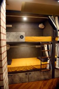 Palanda nebo palandy na pokoji v ubytování CHARYANA HOTEL AC DORMITORY