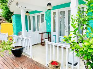 Balkón nebo terasa v ubytování Thaproban Beach House