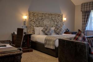 une chambre d'hôtel avec un lit et une chaise dans l'établissement Best Western Premier Doncaster Mount Pleasant Hotel, à Doncaster