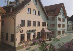 un grand bâtiment avec un panneau sur son côté dans l'établissement Hotel Ochsen, à Ammerbuch