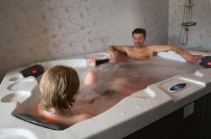 a man and a little boy in a bathtub at Kramfors Stadshotell AB in Kramfors