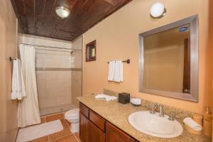 Ένα μπάνιο στο Caribbean Breeze 6B Condo