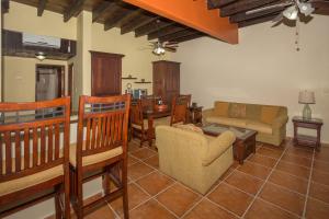 Χώρος καθιστικού στο Caribbean Breeze 6B Condo