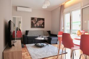 uma sala de estar com um sofá e uma mesa em Thess1home Apartments em Tessalônica