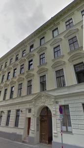 ウィーンにあるTraun Dreamの茶色の扉が付いた白い大きな建物