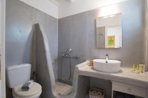 uma casa de banho com um lavatório, um chuveiro e um WC. em Krotiri Bay -adults only em Parikia