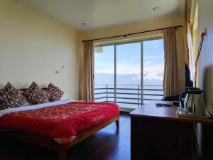 Llit o llits en una habitació de Hotel Green Valley Nagarkot