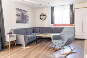 un soggiorno con un divano e un tavolo di TATRYSTAY Tatrahouse Luxury Apartment a Stará Lesná