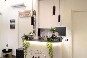 Dapur atau dapur kecil di Napoli Central Station Studio