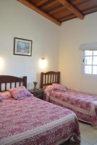 een slaapkamer met twee bedden in een kamer bij Hostería San Benito in Concordia
