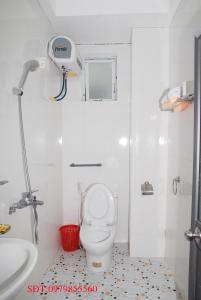 下龍灣的住宿－瓊苑酒店，白色的浴室设有卫生间和水槽。