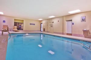 uma piscina com água azul num quarto de hotel em Holiday Inn Express Hotel & Suites - Atlanta/Emory University Area, an IHG Hotel em Decatur