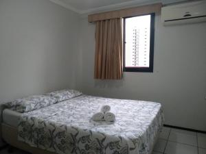 1 dormitorio con 1 cama con 2 toallas en Porto de Iracema- Ferias Temporada Fortaleza, en Fortaleza