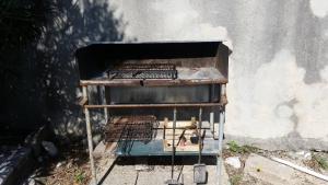 Gril dostupný pro hosty v apartmánu