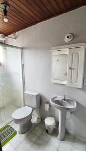a bathroom with a toilet and a sink at Apto Jk em Cachoeirinha in Cachoeirinha