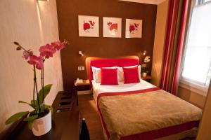 Voodi või voodid majutusasutuse Hotel des Arceaux toas