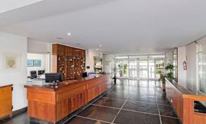 een grote lobby met een bar in een gebouw bij Apartamento en Edificio Vanguardia in Punta del Este