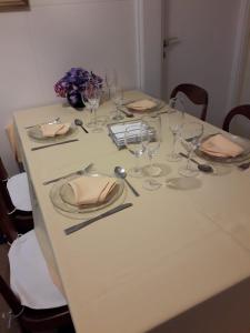 een tafel met wijnglazen en servetten erop bij Apartamento en Edificio Vanguardia in Punta del Este