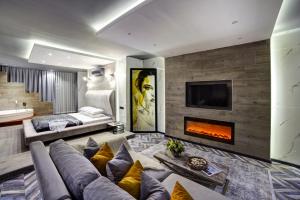 Walton Residence Sisli في إسطنبول: غرفة معيشة مع أريكة ومدفأة
