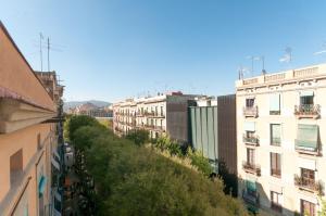 Blick auf eine Stadtstraße mit Gebäuden in der Unterkunft Weflating Sant Antoni Market in Barcelona