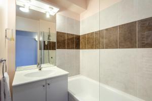 Koupelna v ubytování Aparthotel Adagio Access Carrières Sous Poissy
