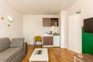 Kuchyň nebo kuchyňský kout v ubytování Aparthotel Adagio Access Carrières Sous Poissy