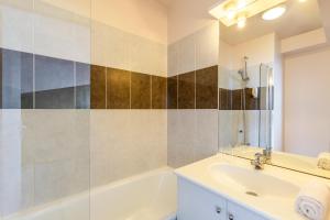 Koupelna v ubytování Aparthotel Adagio Access Carrières Sous Poissy + 31 fotografií