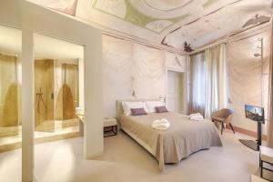 a bedroom with a large bed with a ceiling at Residenza d'Epoca Le Aquile in Siena