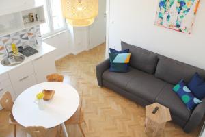 un soggiorno con divano e tavolo di Apartments ART a Fiume (Rijeka)