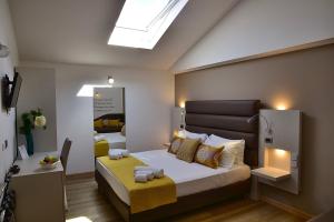 1 dormitorio con 1 cama grande en una habitación en Palazzo Sisto Exclusive Rooms, en Catania